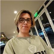 Estudiante avanzado de inglés que imparte clases de inglés a niños de entre 4 y 7 años y adultos